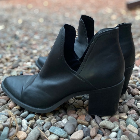 Steve Madden | Gorgeous Leve Block Heel Boots - Picture 12 of 12